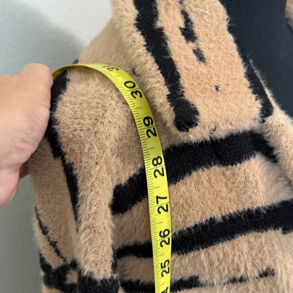 Animal print furry sweater / coat / jacket
Cozy
Furry
Warm - Picture 6 of 6